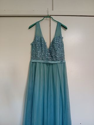 Vestido largo verde azulado con encaje