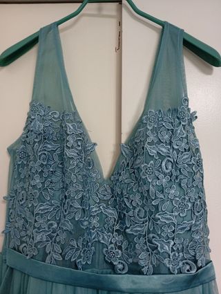 Vestido largo verde azulado con encaje