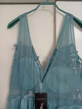 Vestido largo verde azulado con encaje