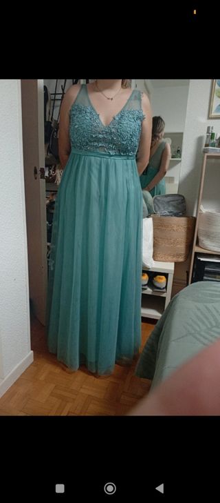 Vestido largo verde azulado con encaje