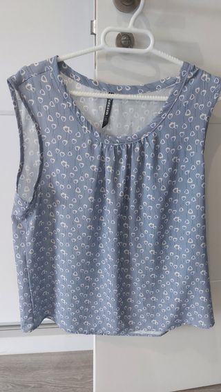 Blusa azul con estampado floral