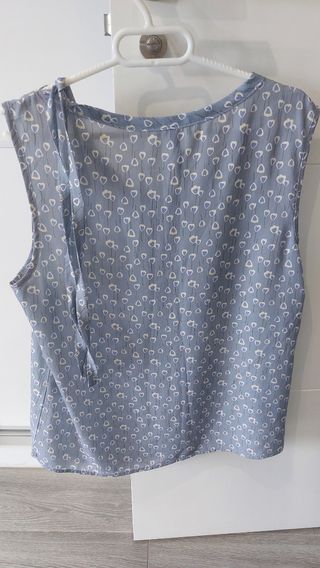 Blusa azul con estampado floral