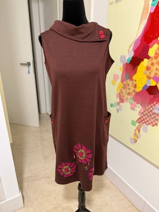 Vestido marrón sin mangas con flores