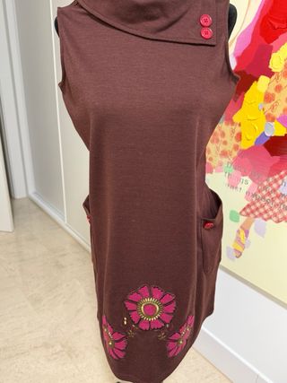 Vestido marrón sin mangas con flores