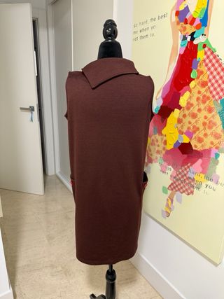 Vestido marrón sin mangas con flores