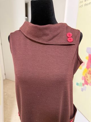 Vestido marrón sin mangas con flores