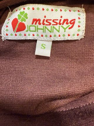 Vestido marrón sin mangas con flores