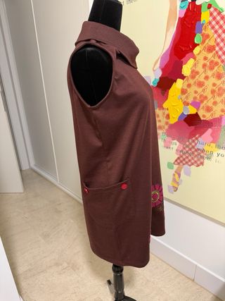 Vestido marrón sin mangas con flores