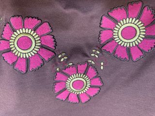 Vestido marrón sin mangas con flores