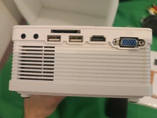 Mini proyector QKK nuevo.