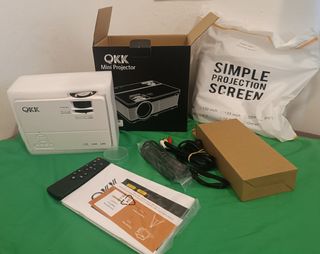 Mini proyector QKK nuevo.