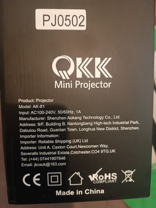 Mini proyector QKK nuevo.