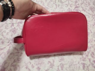 Neceser rígido imitación cuero.