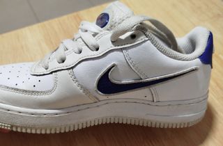 Nike Air Force 1 Blanco, con logo rojo y azul