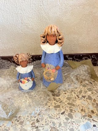 Figuras decorativas de dos chicas