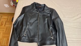 Chaqueta de cuero negra. Talla XL de tallaje peque