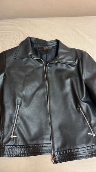 Chaqueta de cuero negra. Talla XL de tallaje peque