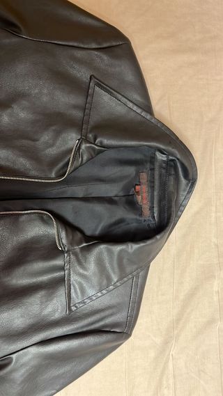 Chaqueta de cuero negra. Talla XL de tallaje peque