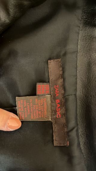 Chaqueta de cuero negra. Talla XL de tallaje peque