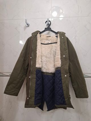 Cazadora verde militar con capucha