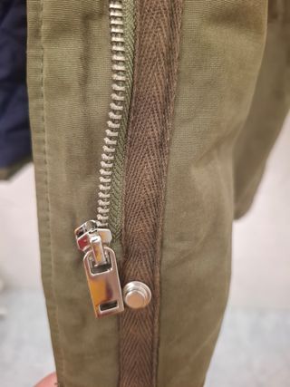 Cazadora verde militar con capucha