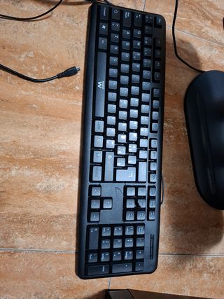 Torre de ordenador,con pantalla y teclado