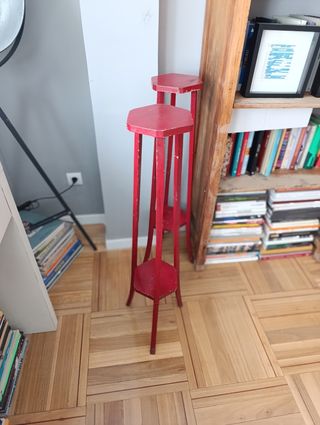 Pies antiguos para macetas de madera rojo