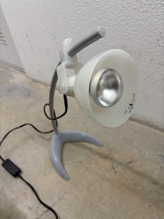 Lámpara de escritorio gris y blanca