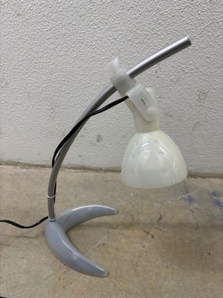 Lámpara de escritorio gris y blanca