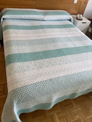 Colcha fina marca Textura para cama de 150 cm
