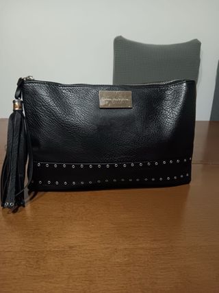 Bolso de mano negro con tachuelas