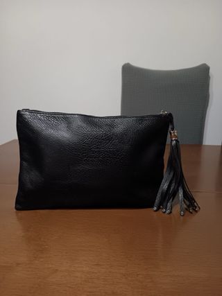 Bolso de mano negro con tachuelas