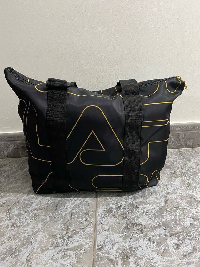 Bolso Fila Negro y Dorado