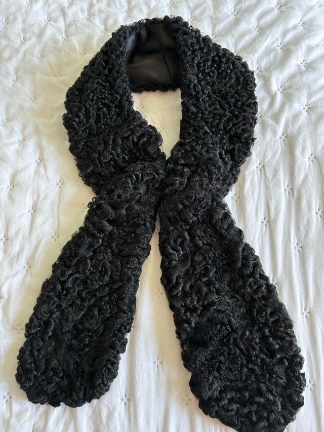 Cuello de Astrakan Negro