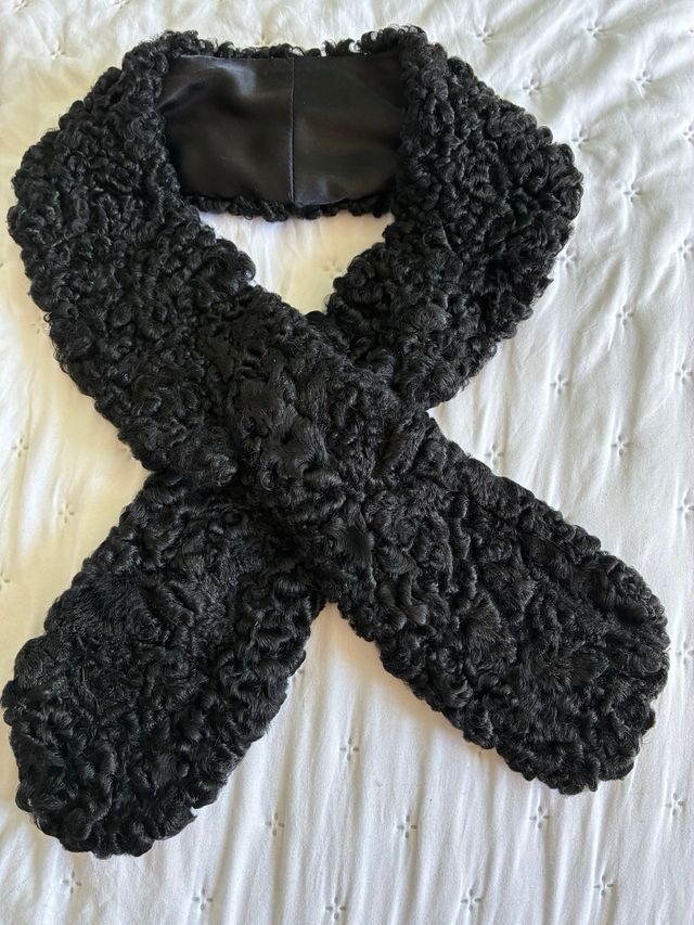 Cuello de Astrakan Negro