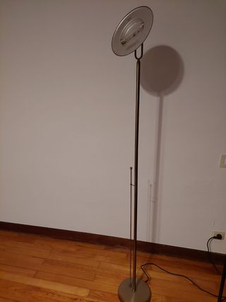 Lámpara de pie dorada de metal