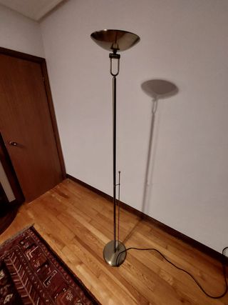 Lámpara de pie dorada de metal