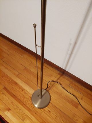 Lámpara de pie dorada de metal