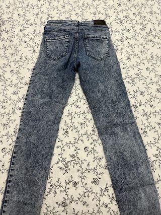 Pantalón vaquero pitillo roto