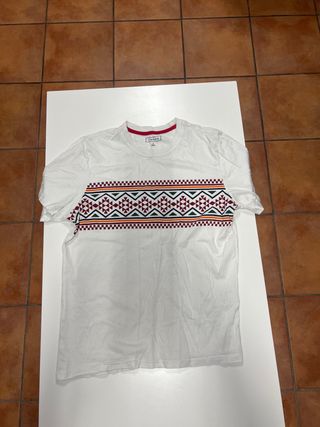Camiseta blanca con estampado geométrico