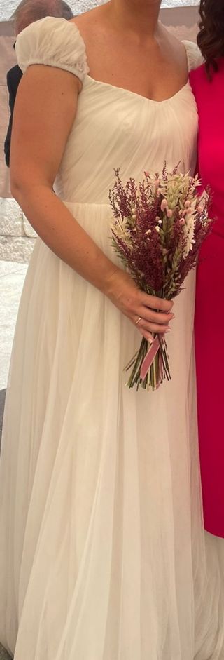 Vestido de Novia con can can y velo. Pronovias
