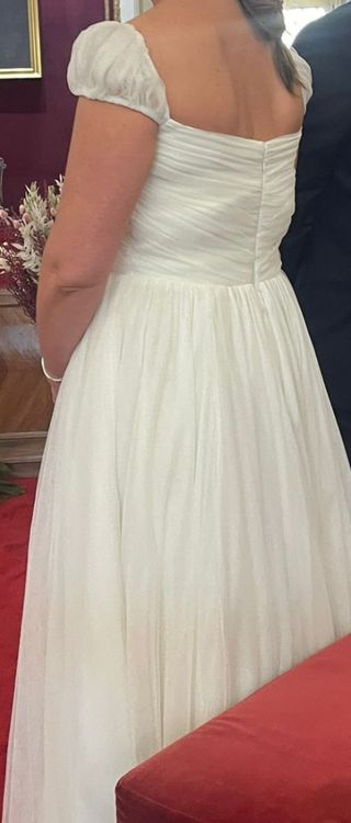 Vestido de Novia con can can y velo. Pronovias