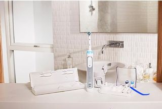 Cepillo Eléctrico Oral-B Genius 8300 en su caja