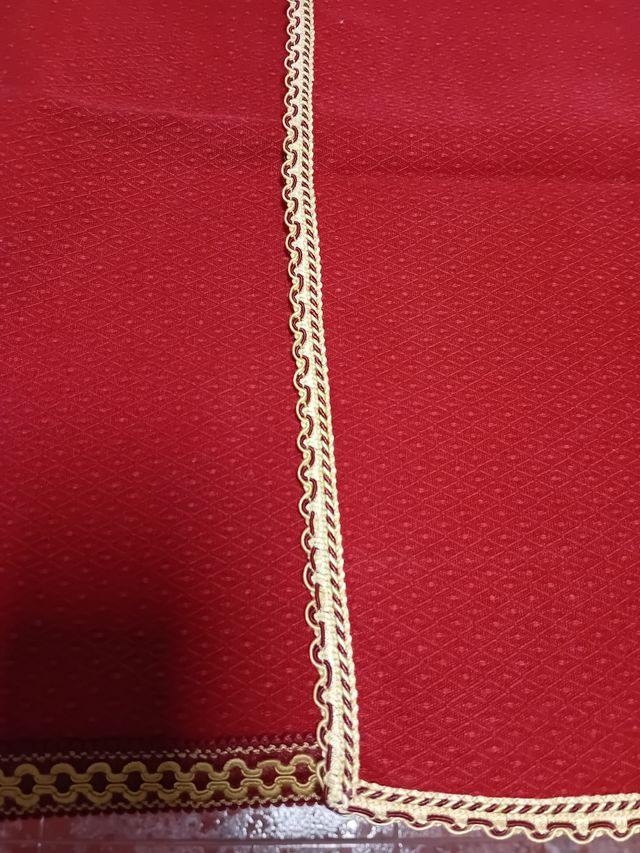 2 Caminos de mesa rojos con bordes de pasamanería.