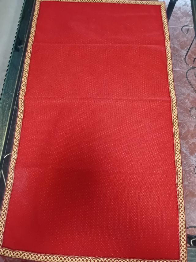 2 Caminos de mesa rojos con bordes de pasamanería.