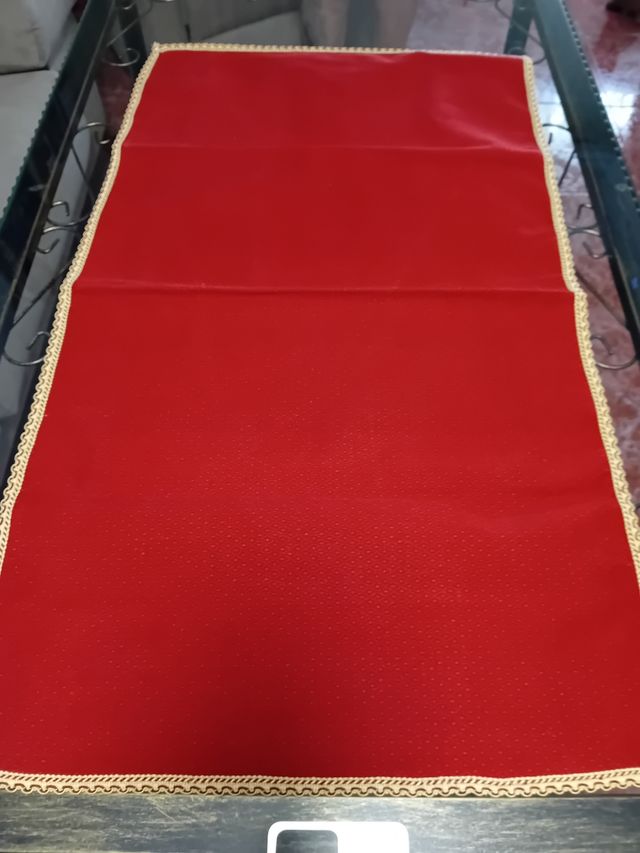 2 Caminos de mesa rojos con bordes de pasamanería.