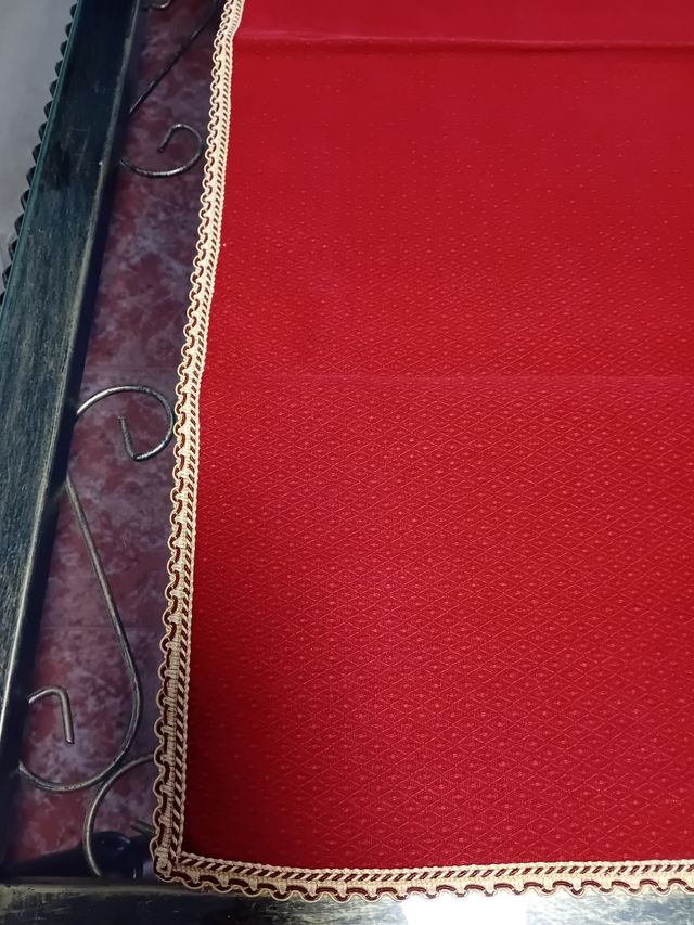 2 Caminos de mesa rojos con bordes de pasamanería.