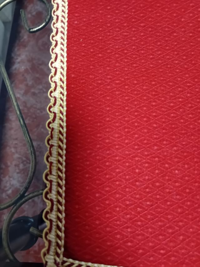 2 Caminos de mesa rojos con bordes de pasamanería.