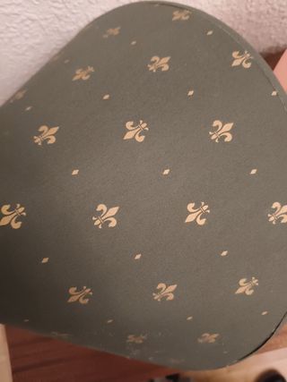 Pantalla de lámpara de mesa verde con flores dorad