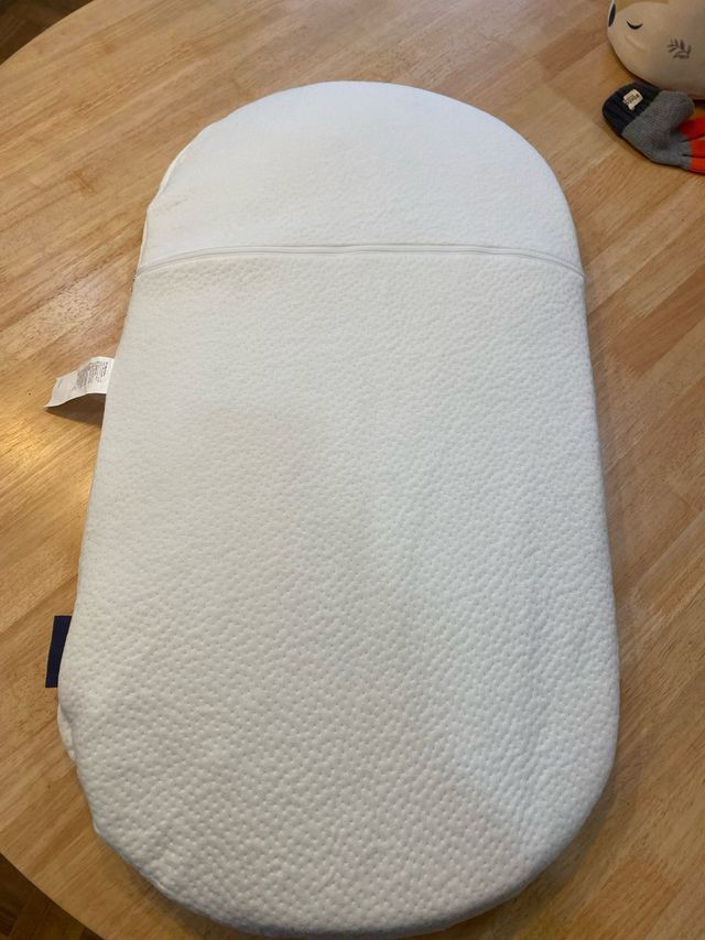 Colchón, almohada y sábanas bajeras